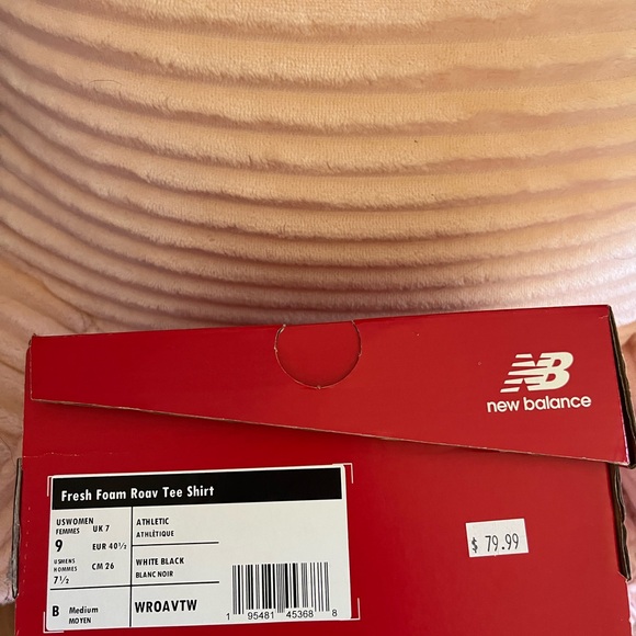 New Balance Fresh Foam Roav Tee Shirt - White and Black - Picture 1 of 2